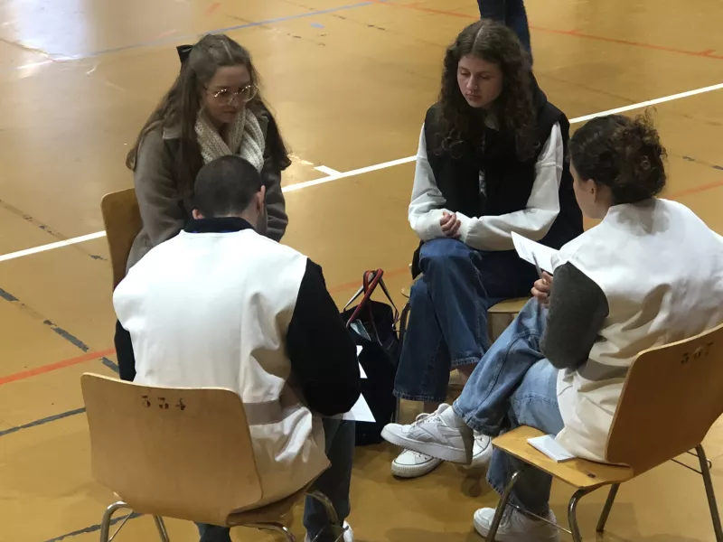 Clarisse et Léa dans leurs rôles face aux intervenants